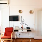 Old Town Cozy Apartment - University Square - Central Location